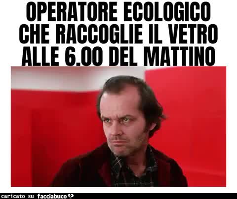 Operatore ecologico che raccoglie il vetro alle 6.00 del mattino