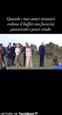 Quando i tuoi amici stranieri vedono il buffet con focaccia panzerotti e pesce crudo meloni Giorgia g7