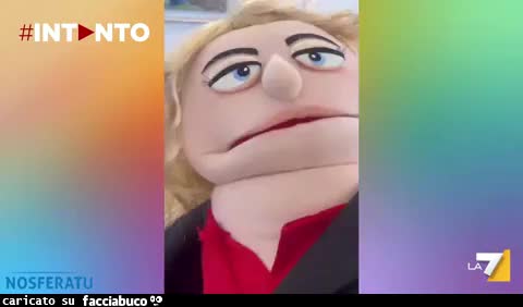 Giorgia Meloni e il pupazzo in stile "Muppet"